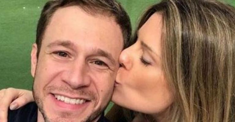Esposa de Tiago Leifert divide clique apaixonante com a recém-nascida: ”No mundo da Lua”