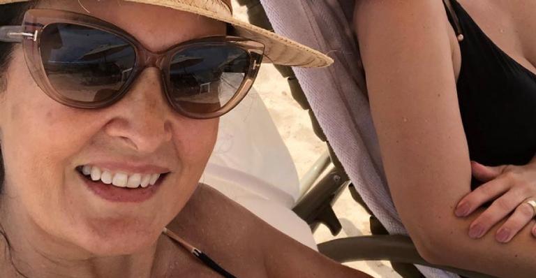 Aos 58 anos, Fátima Bernardes exibe ótima forma em raro clique de biquíni durante dia de praia