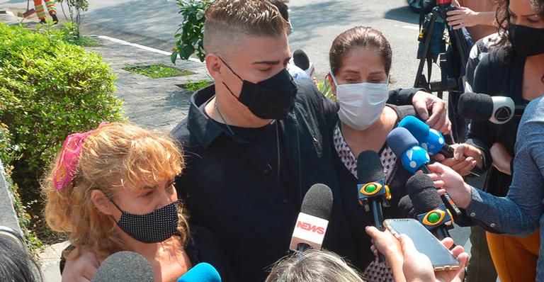 Filhos de Vanusa surgem juntos em cliques raros e se emocionam no velório restrito da cantora