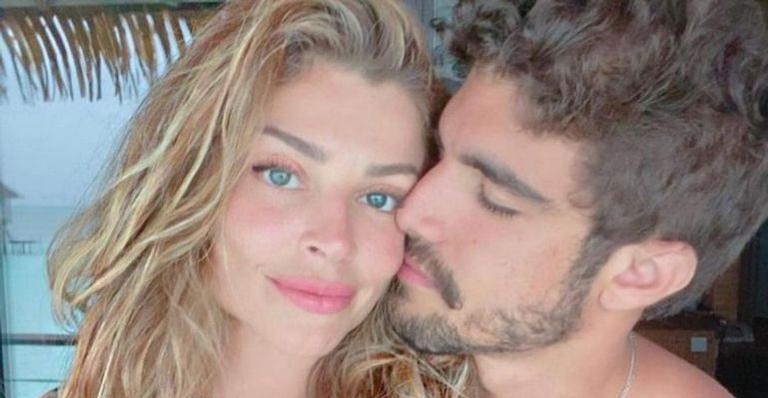Grazi Massafera e Caio Castro surgem sem aliança e fãs especulam término