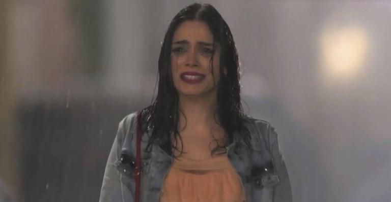 Haja Coração: Shirlei quase é atropelada depois de ser humilhada por Adônis