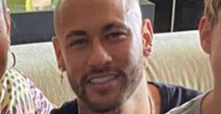 Momento família! Neymar Jr. surge sorridente em clique com filho e a mãe e derrete web: ”Obrigado, Deus”
