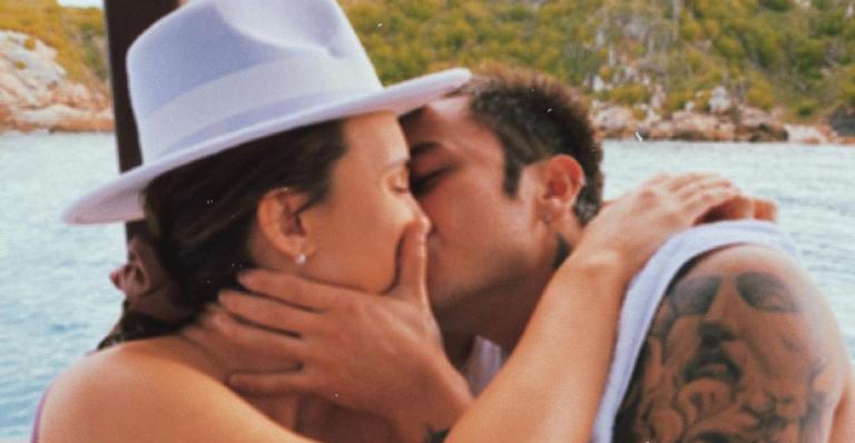 Rafa Kalimann e Daniel Caon protagonizam beijão durante viagem