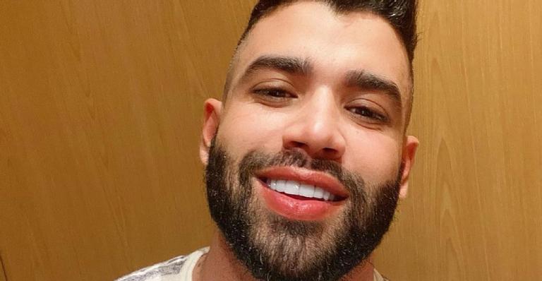 Todo grifado, Gusttavo Lima ostenta look poderoso e coleciona suspiros: ”Fala comigo, bebê!”