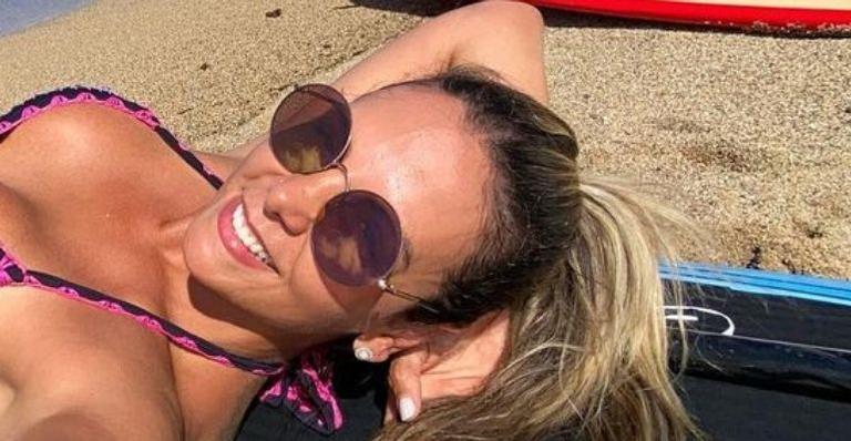 Aos 42 anos, Carla Perez exibe barriga chapada em clique de biquíni: “Corpo escultural”