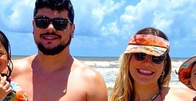 Cristiano, da dupla com Zé Neto, combina look na praia com a mulher e os filhos