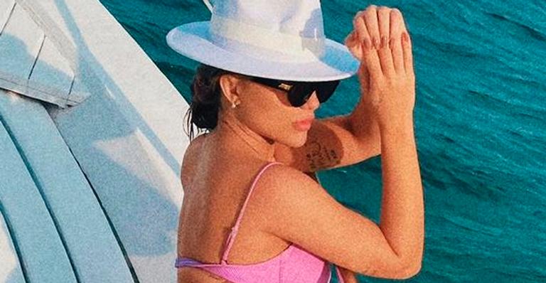 Ex-BBB Rafa Kalimann aponta bumbum para o céu e corpão impressiona em foto de biquíni: “Um avião”