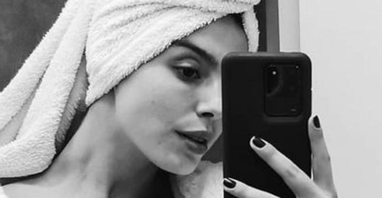 Giovanna Lancellotti ousa e surge de roupão com decote acentuado: “Para isso eu pago internet”