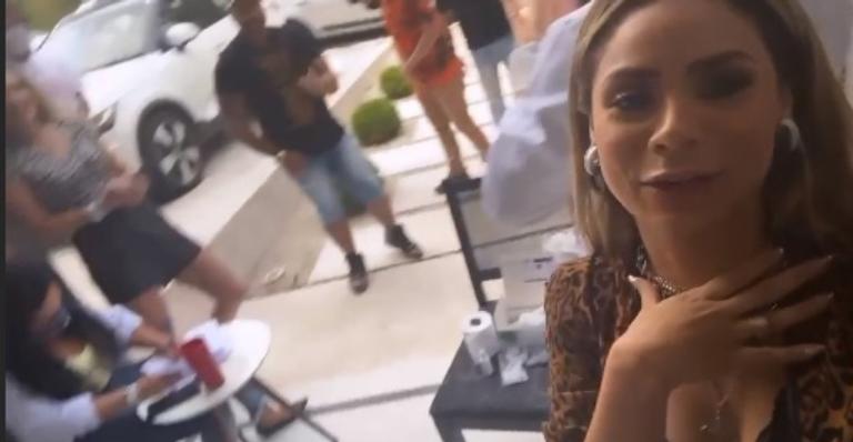 Lexa faz festa para MC Guimê com teste de Covid-19 na porta da mansão