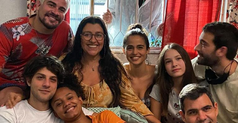 Regina Casé compartilha clique nos bastidores de ‘Amor de Mãe’: ”Vira família”