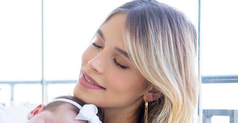 Fofura! Carol Dias encanta web ao mostrar o rostinho da filha em ensaio fotográfico: “Vida da mamãe”