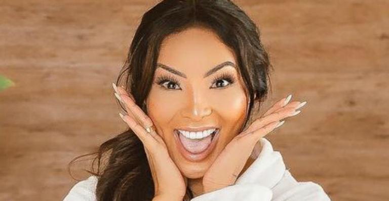 Carol Nakamura posa de roupão e revela ansiedade para o casamento: “É amanhã”