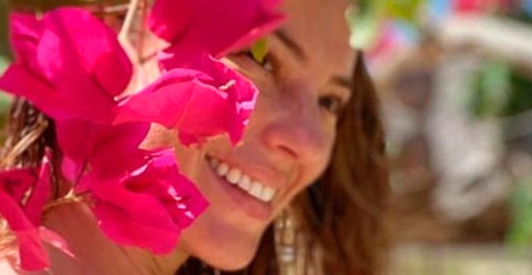 De biquíni, Paolla Oliveira curte ar livre ao sol e mostra tatuagens estratégicas: “Sorriso perfeito”