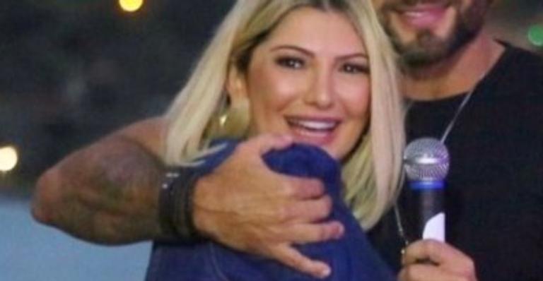 Assumidos! Antônia Fontenelle apresenta novo namorado bonitão e fãs ficam babando: ”Que gostoso!”