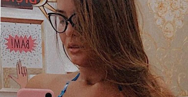 Ousada! Geisy Arruda dá abaixadinha estratégica em biquíni de fita e quase mostra demais