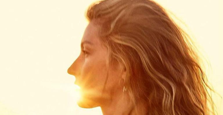 Gisele Bündchen surge de biquíni em pôr do sol e dá aula de positividade: “Uma pintura essa foto”