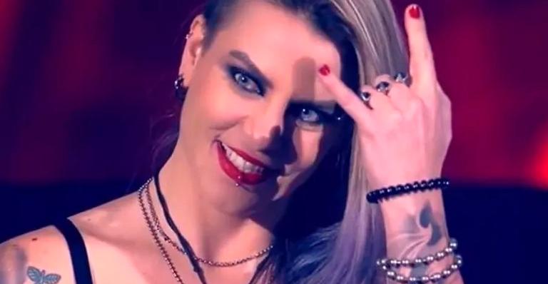 Que tombo! Participante do ‘The Voice Brasil’ vai de cara no chão no palco do programa: “Caiu de emoção”