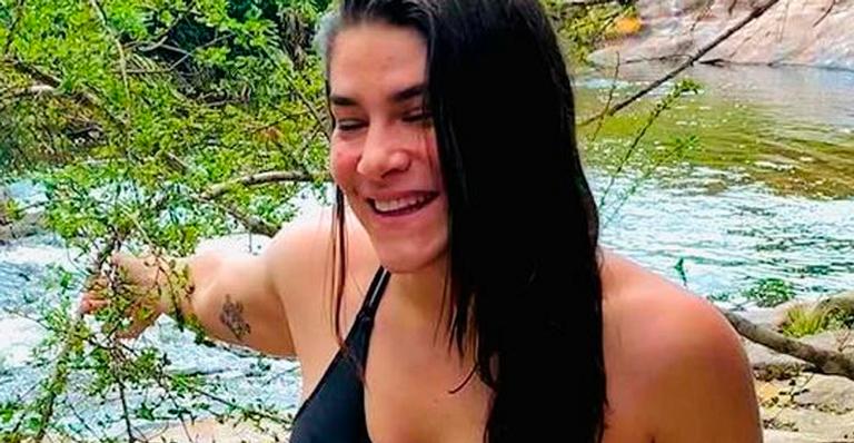 Corpão! Priscila Fantin surpreende com maiô cavadíssimo e seguidores relembram: “Serena, é você?”