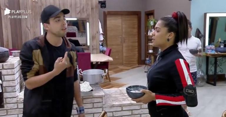 A Fazenda: Lucas Selfie alfineta Tays e peões discutem sobre afastamento: “Eu sou descartável?”