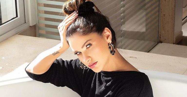 Andressa Suita sensualiza em banheira gigantesca e deixa pernões malhados à mostra: ”Uma deusa”