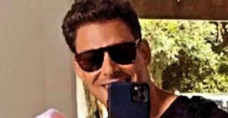Cauã Reymond recebe abraço especial da filha em registro raro
