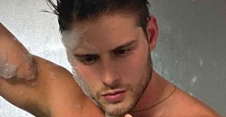 Ousado! Ex-BBB Daniel Lenhardt causa impacto ao surgir nu durante banho: “Que homem, Brasil”
