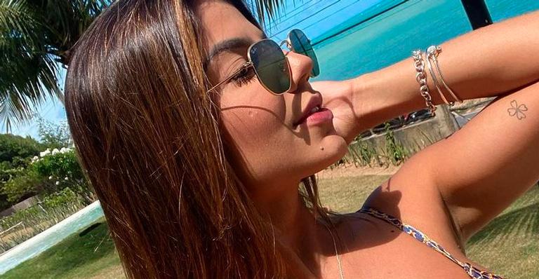 Ex-BBB Hariany Almeida dispensa filtros e mostra corpão de biquíni fio-dental: “Deusa grega”