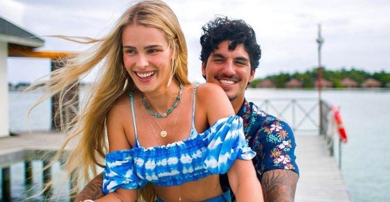 Será? Gabriel Medina aparece acariciando barriga de Yasmin Brunet e web especula gravidez