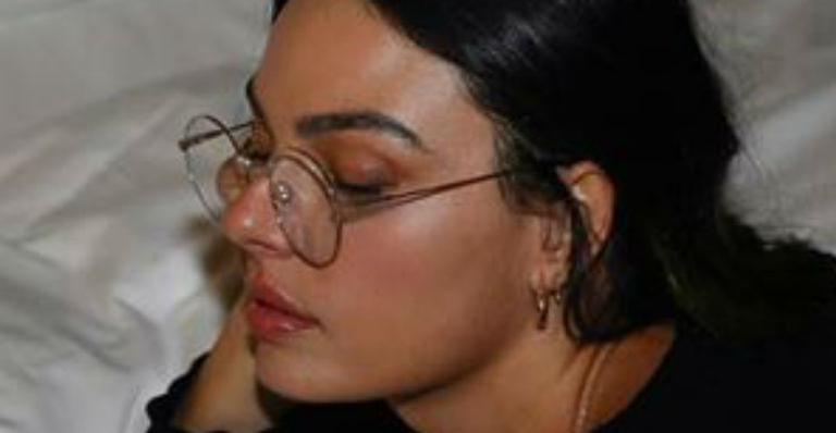 Isis Valverde surpreende ao surgir confortável na cama só de calcinha: “Como pode ser assim?”