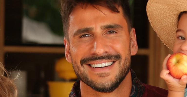 Julio Rocha fala sobre mudanças na rotina com dois bebês na pandemia: “Tive que me reinventar”