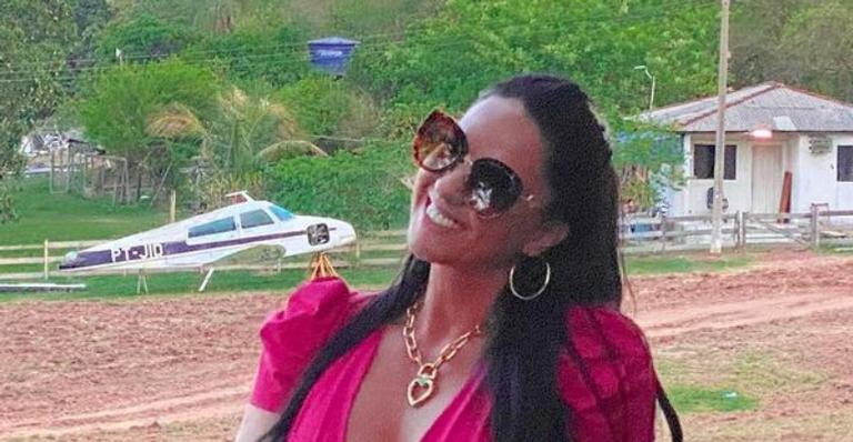 Noiva de Zezé di Camargo exibe corpão violão em vestido justinho e boa forma impressiona: ”Que gata!”