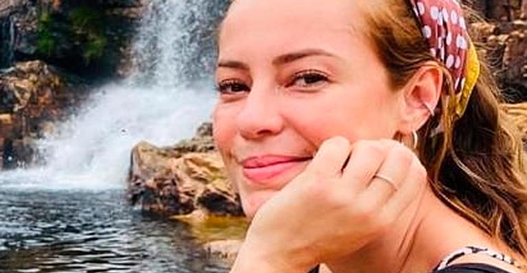 Paolla Oliveira surge toda natural e aproveita contato com o ar livre: “Lugar mágico”