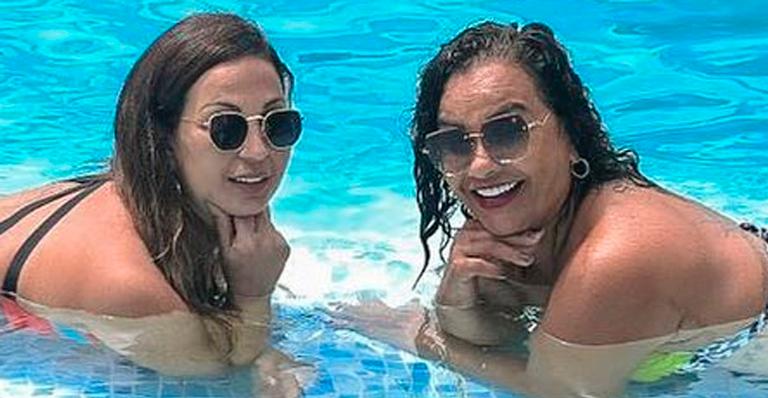 Solange Couto e Valesca Popozuda se unem na piscina e mostram bumbum na água: “Espetáculo”