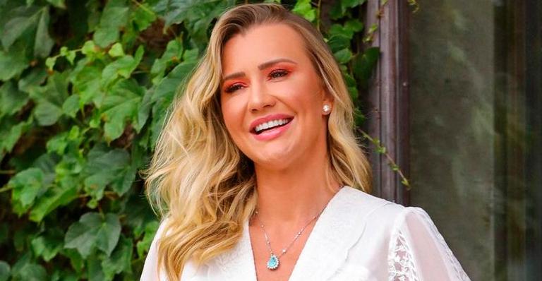 Esposa de Roberto Justus, Ana Paula Siebert aposta em conjuntinho branco e mostra pernões: “Arrasadora”