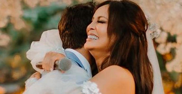 Carol Nakamura abre álbum de fotos do casamento e se declara ao marido: “Completamente feliz”