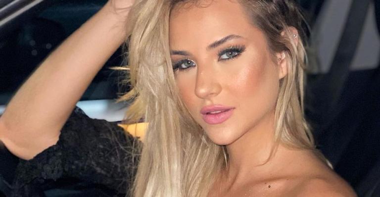 Ex-BBB Gabi Martins eleva a temperatura com clique impecável em seu carro luxuoso