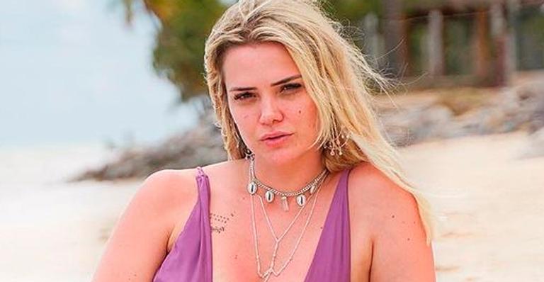 Ex-BBB Marcela McGowan escolhe maiô com decote até o umbigo e arrasa na praia: “Sereia”