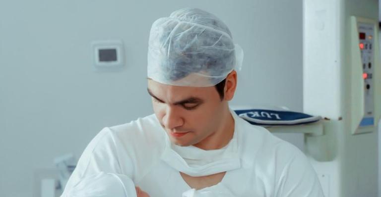 Nasce Luke, primeiro filho de Luccas Neto, e Felipe Neto vibra: ”Sou titio”