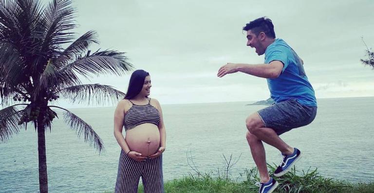 Na reta final da gravidez, Marcelo Adnet e Patricia Cardoso fazem ensaio divertido