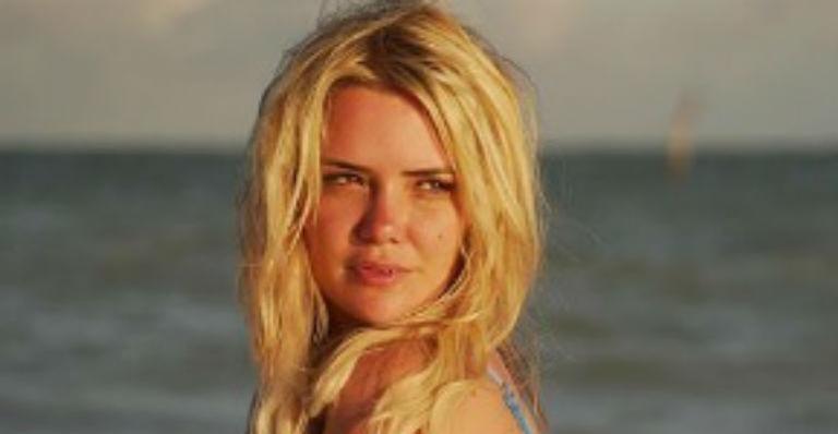De biquíni, ex-BBB Marcela Mc Gowan sensualiza à beira mar e exibe corpão tatuado: “Fiquei até desnorteada”
