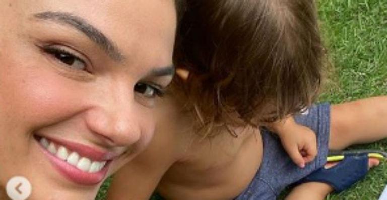 Fofura! Isis Valverde surge em momento de divertimento com o filho: “Tinta para colorir os vazios”
