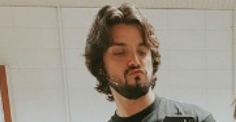 Rodrigo Simas faz pose divertida em clique com Agatha Moreia e web se derrete: “Não dá com vocês”