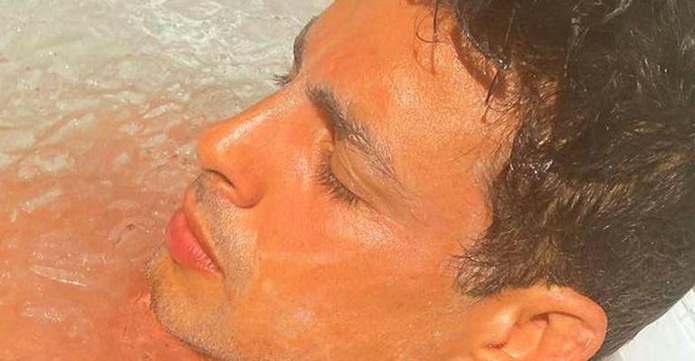 Coragem! Cauã Reymond mergulha em banheira de gelo e causa calafrios em fãs