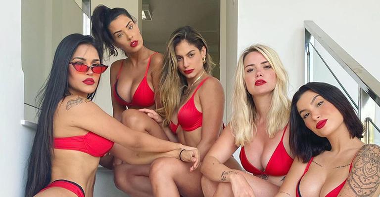 De lingerie, ex-BBBs Flayslane, Marcela, Bianca, Mari e Ivy se reúnem em festinha: “Grupo do zap”