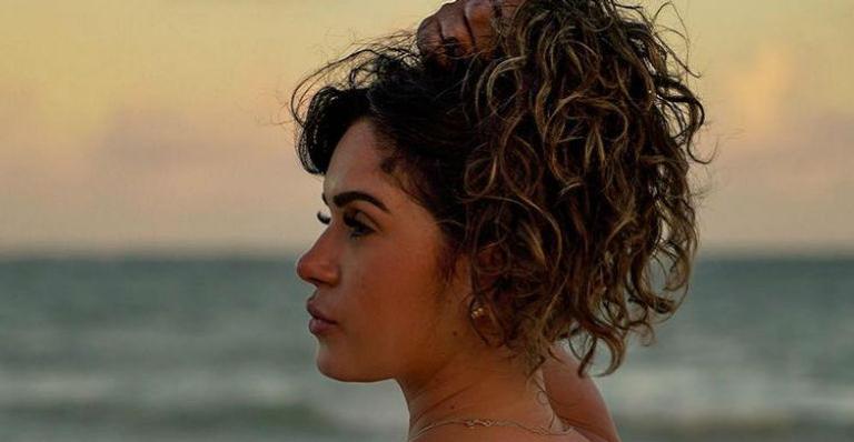 Ex-BBB Gizelly Bicalho causa ao empinar o bumbum em clique com micro biquíni: “Pelo amor de Deus”