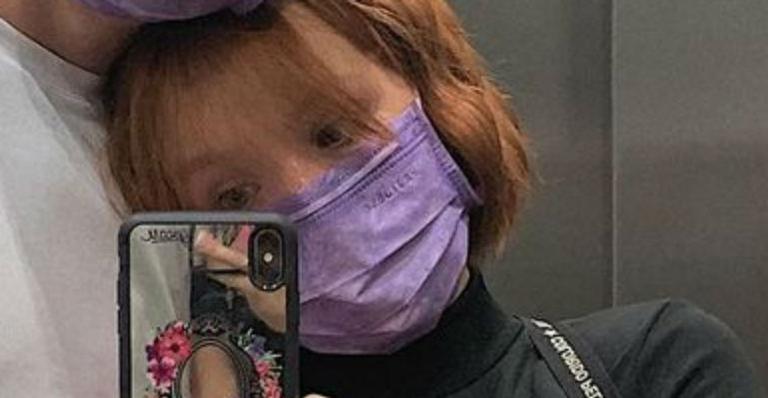 Larissa Manoela exibe barriguinha de fora em clique com o namorado: “Eu e meu bebê”