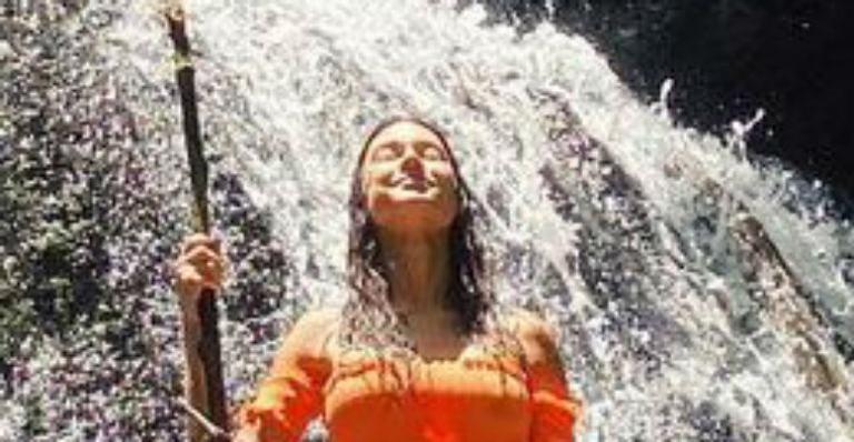 Thaila Ayala aproveita domingo ensolarado e toma banho em cachoeira: “Que mulher”
