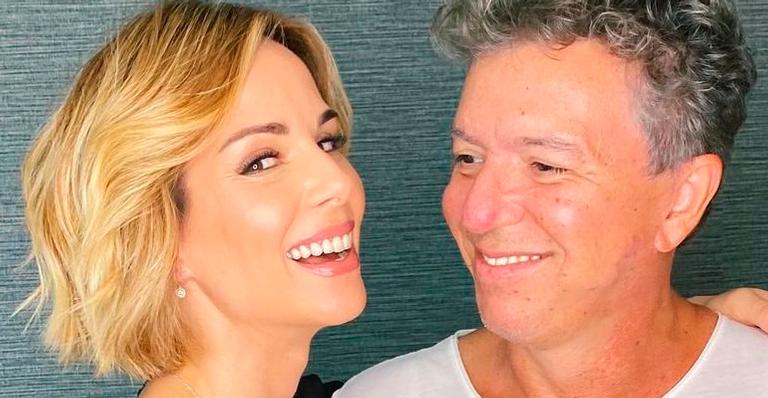 Ana Furtado posa com Boninho e rola até mão boba no bumbum: “Casal mais vinte”