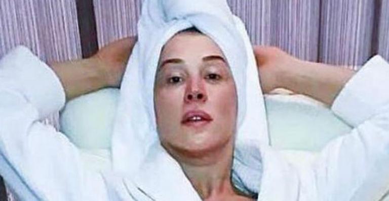 Claudia Raia surge de roupão e pernões surpreendem: “Que mulher”