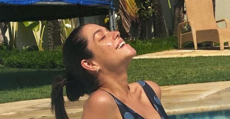 De maiô estampado, Thais Fersoza renova o bronze e impressiona com ótima forma: ”Mamãe gata!”